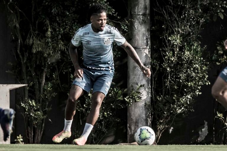 Marinho não treina e deve desfalcar o Santos contra o Corinthians