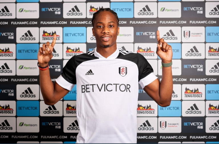 Terence Kongolo é apresentado pelo Fulham