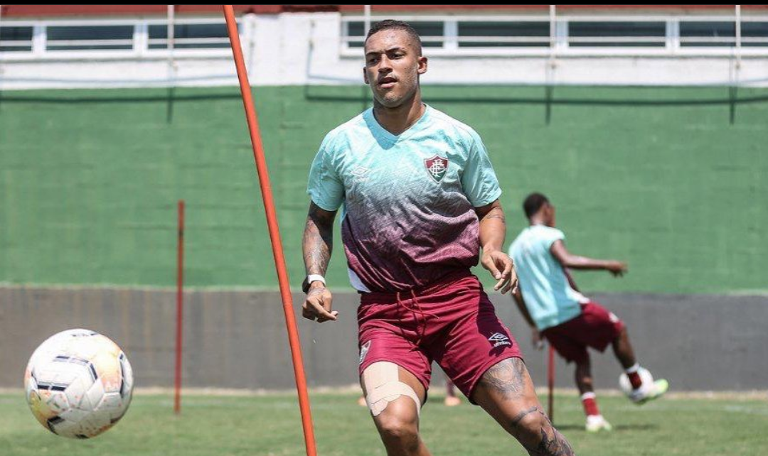Lucas Barcelos se aproxima do Figueirense