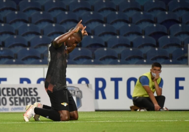 Al-Batin contrata Fábio Abreu ao Moreirense