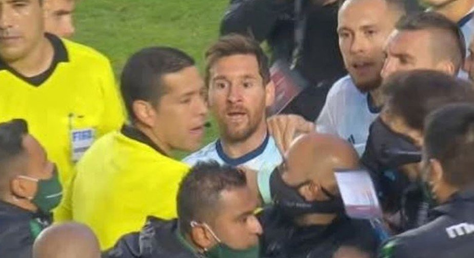 Messi discute com Marcelo Moreno e outros membros da Seleção da Bolívia