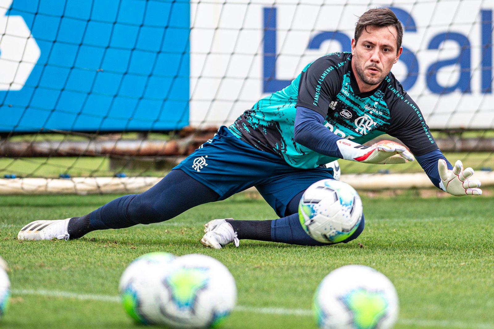 Diego Alves pede aumento e esfria renovação com o Flamengo
