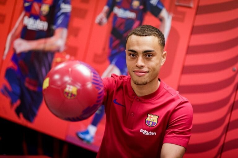 Sergiño Dest é oficialmente o novo reforço do Barcelona
