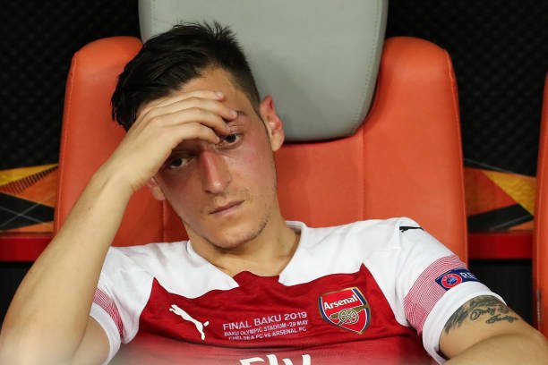 Mesut Özil é deixado de lado no Arsenal e emite nota desabafando