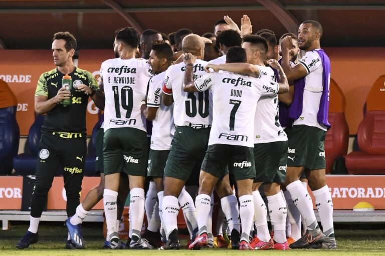 Palmeiras volta a pagar o salário integral do elenco