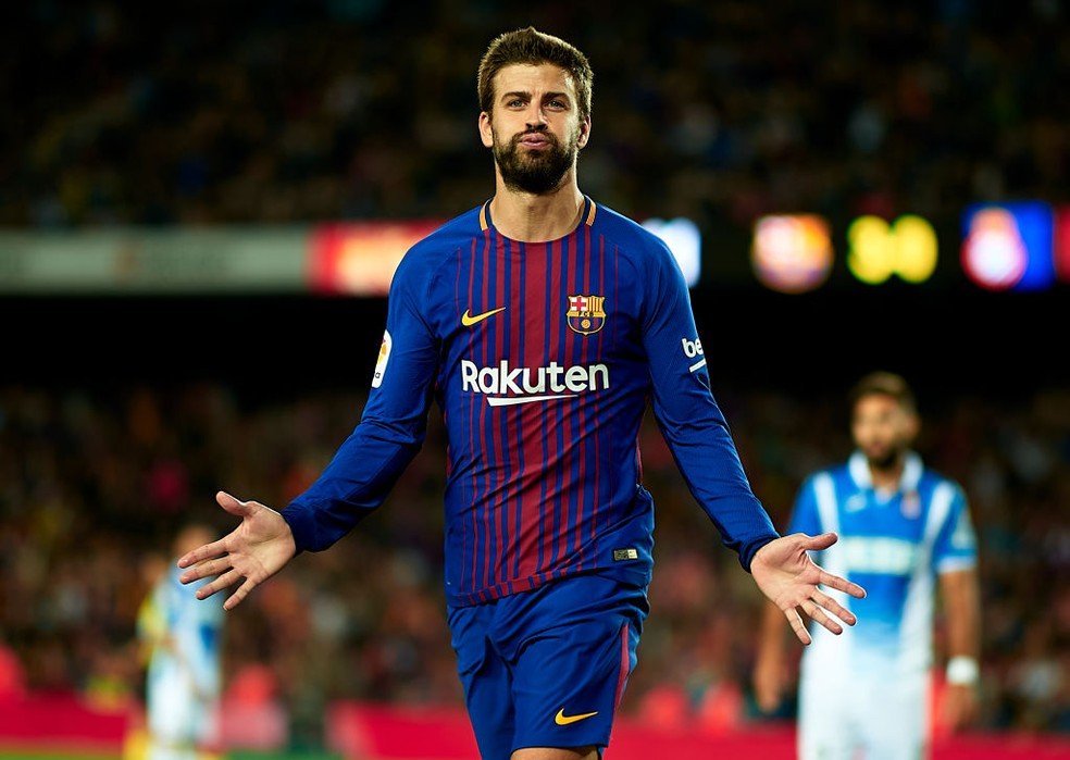Barcelona negocia redução salarial para Gerard Piqué