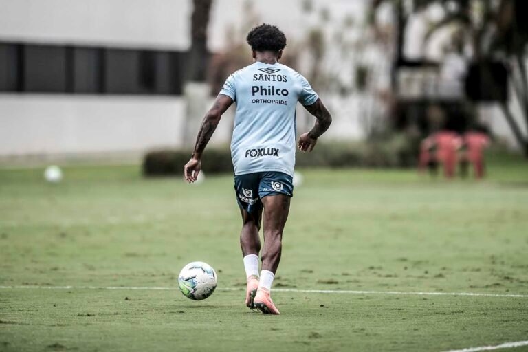 Contra o Atlético/GO, Cuca pode ter 2 desfalques e Robinho inicia os trenos com elenco