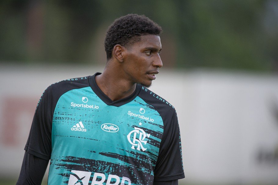 Flamengo negocia renovação de goleiro Hugo Souza