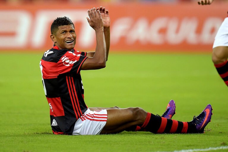 Sport negocia com Márcio Araújo e atacante está de saída para clube da Série B