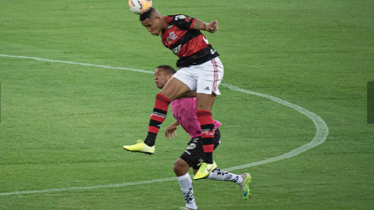 Flamengo encaminha renovação de zagueiro da base