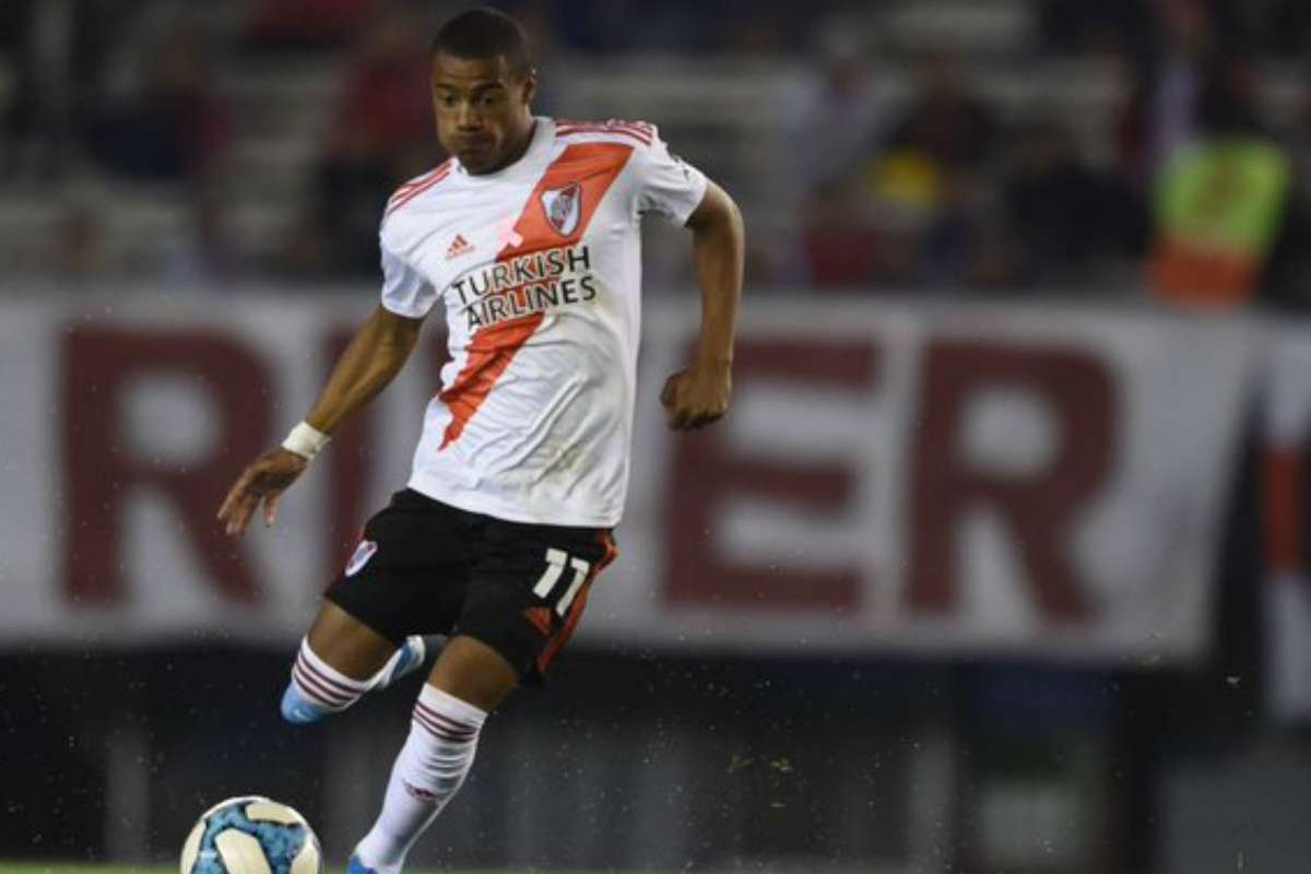 Flamengo sonda a situação de De La Cruz, meia do River Plate