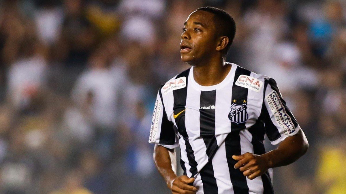 Robinho volta a ser o dono da camisa 7 no Santos