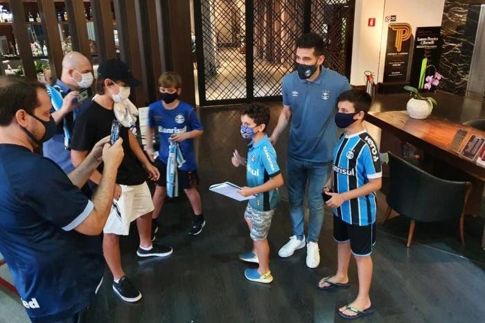 Delegação gremista é recebida por torcedores em Cuiabá