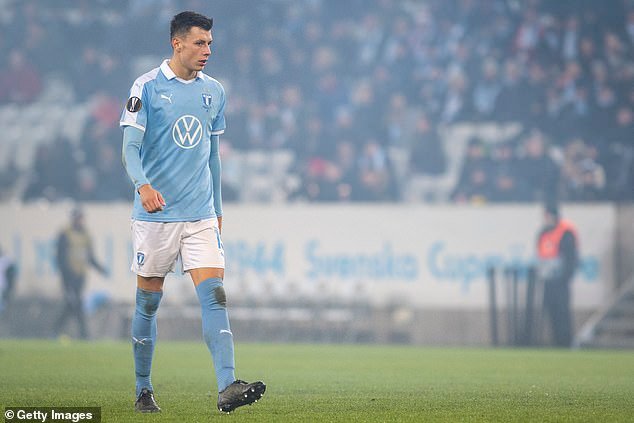 Chelsea vira as atenções para Anel Ahmedhodzic