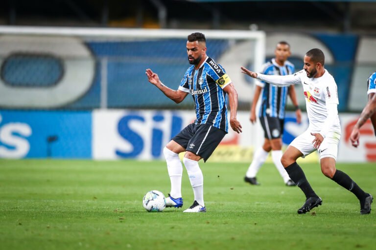 Maicon treina em dois turnos para retomar sequência de jogos