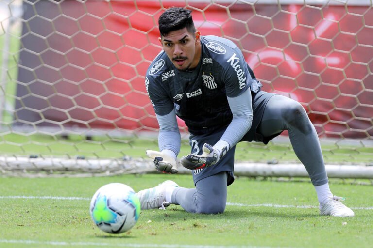 Santos terá retornos pontuais dentro e fora de campo