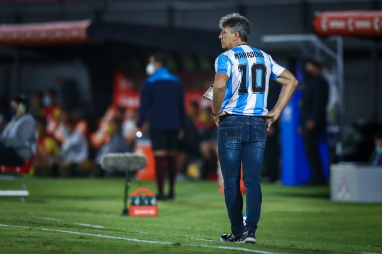 Renato Portaluppi homenageia Maradona