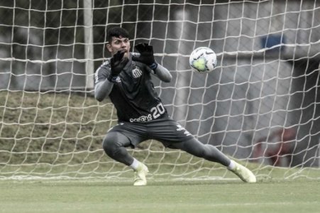 Além de Cuca, Santos perde mais três titulares por Covid-19