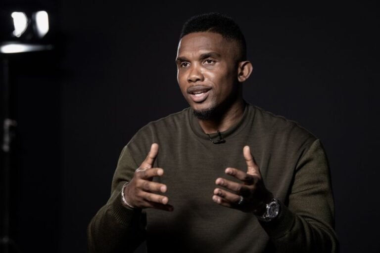 Samuel Eto’o negocia retorno aos gramados