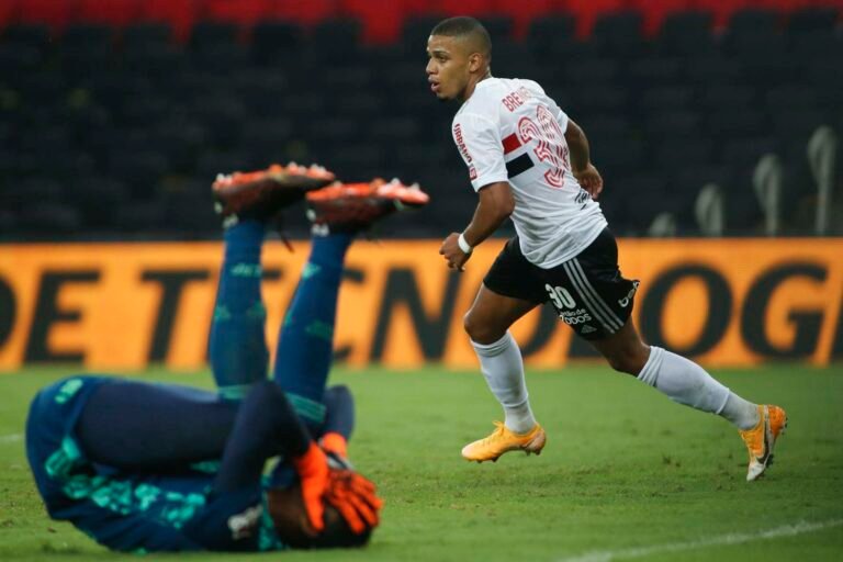 Com falha de Hugo e 2 gols de Brenner, São Paulo vence o Flamengo pela Copa do Brasil