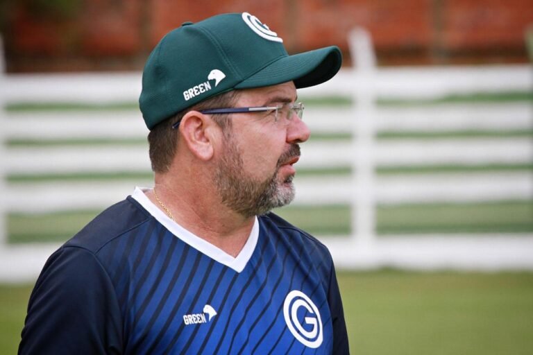 Goiás comunica demissão de Enderson Moreira