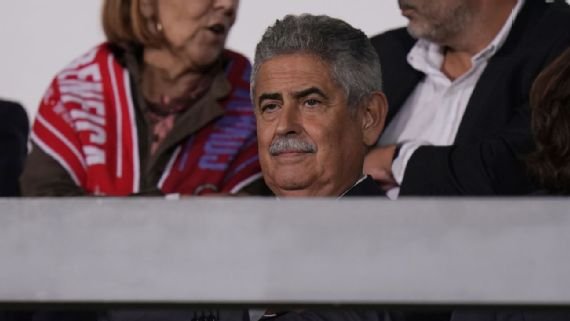 Presidente do Benfica vem ao Brasil por zagueiro do Santos