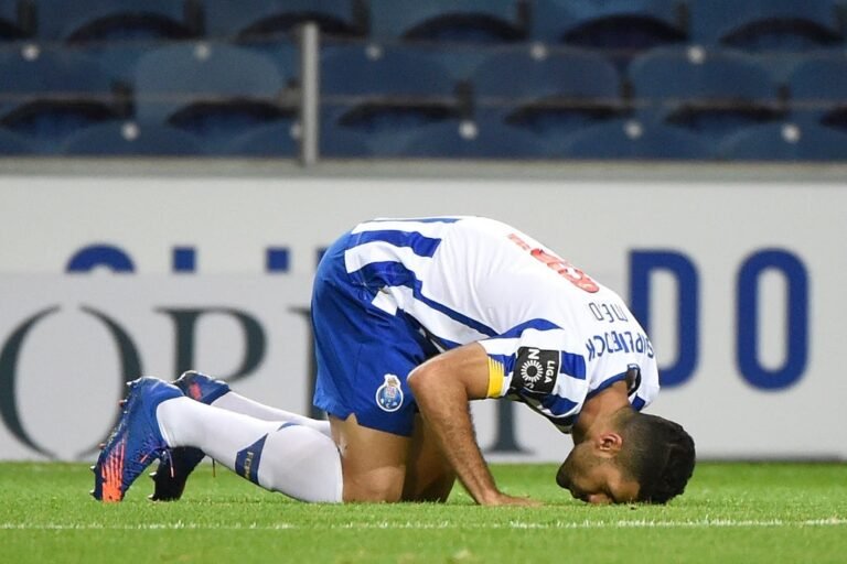 Taremi reage ao primeiro gol