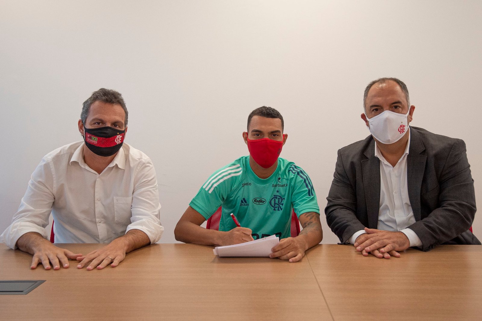 Flamengo anuncia renovação com lateral Matheuzinho até 2025
