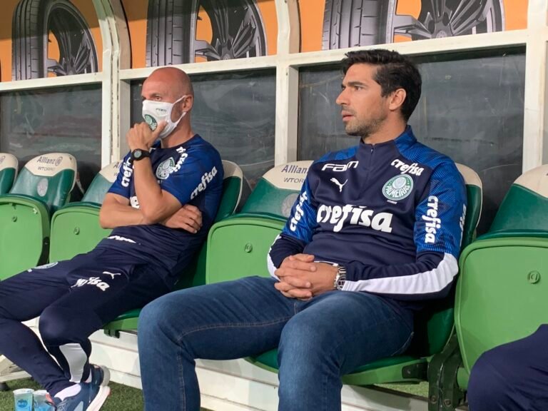Abel Ferreira surpreende ao falar da relação entre as torcidas de Palmeiras e Vasco
