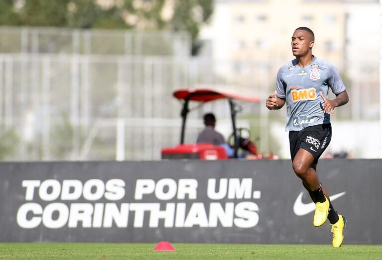 Voltando de suspensão Xavier terá que brigar pelo meio-campo