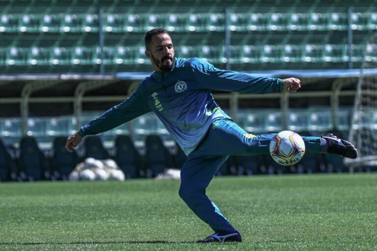 Anselmo Ramon pede manutenção da intensidade na Chapecoense
