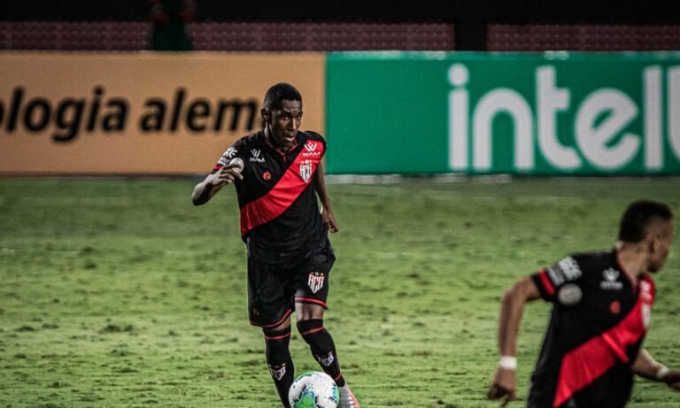 Flamengo acerta empréstimo de Luan Sales, lateral-direito do Atlético Goianiense
