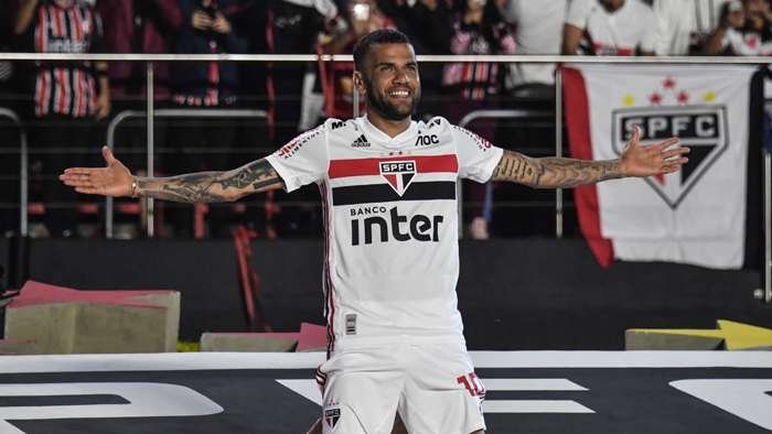 Daniel Alves fala sobre o atual momento do Barcelona