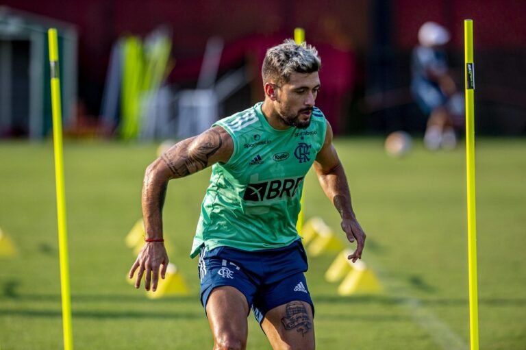 Com De Arrascaeta, Flamengo divulga a lista de relacionados para enfrentar o São Paulo