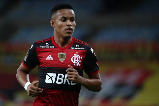 Na ausência de Gabigol, destaque da base treina com os profissionais e deve ser relacionado para a partida contra o São Paulo