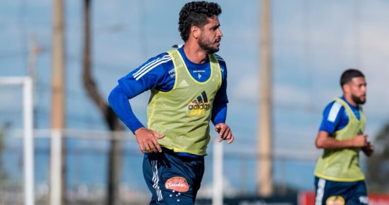 Recuperado de lesão, Léo volta a treinar com o elenco do Cruzeiro
