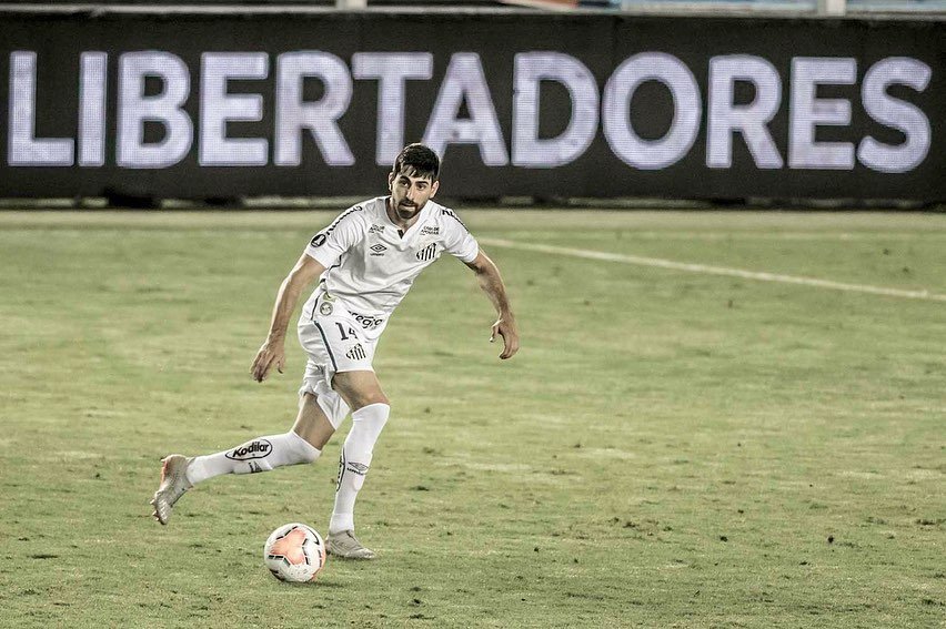 Luan Peres jogando pelo Santos sem saber se continuará na equipe.