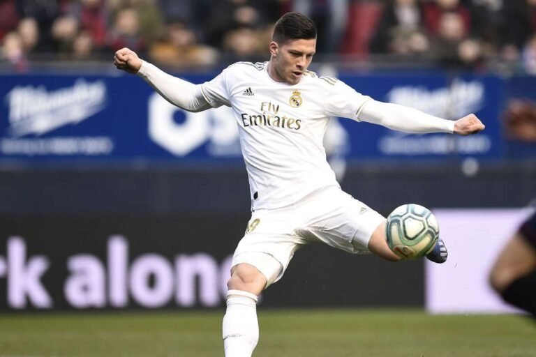 Dois clubes da Inglaterra demostram interesse em Luka Jovic