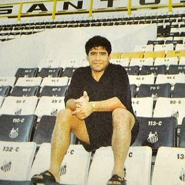 Maradona sentado nas arquibancadas da Vila.
