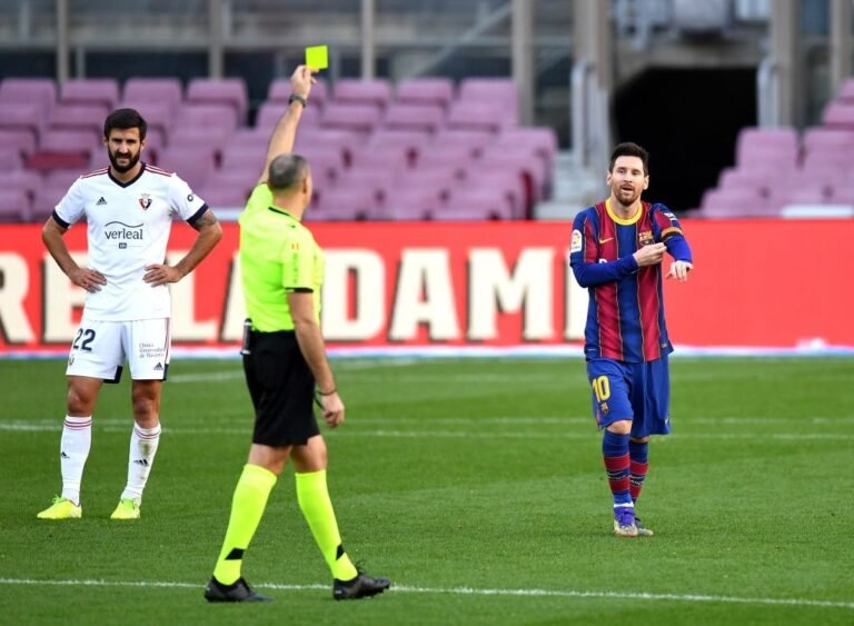 Árbitro lamenta amarelar Messi após homenagem a Maradona: “Meu coração doeu”