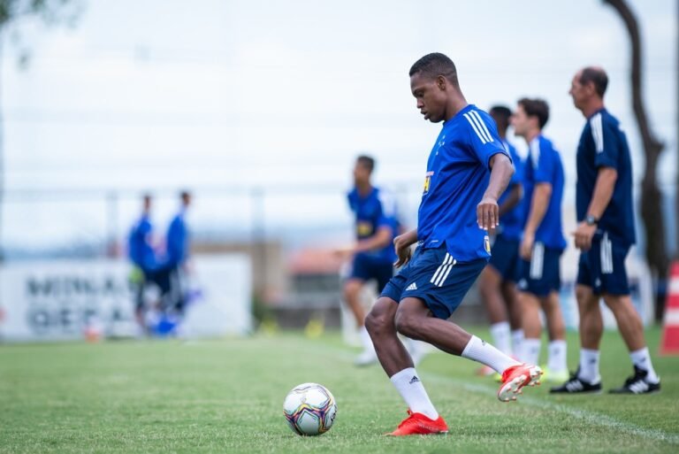 Cruzeiro informa que 6 atletas do sub-20 cometeram ‘ato gravíssimo de indisciplina’ e sofrerão punições