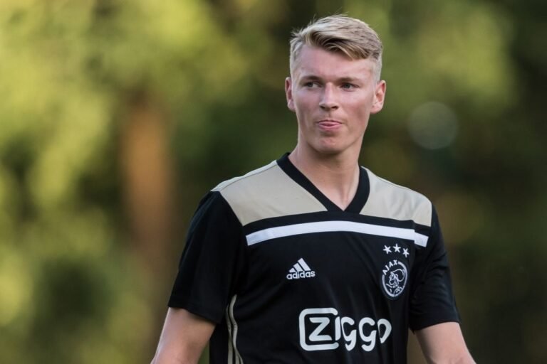 Ajax pede 30 milhões de euros por Schuurs, forte alvo do Liverpool