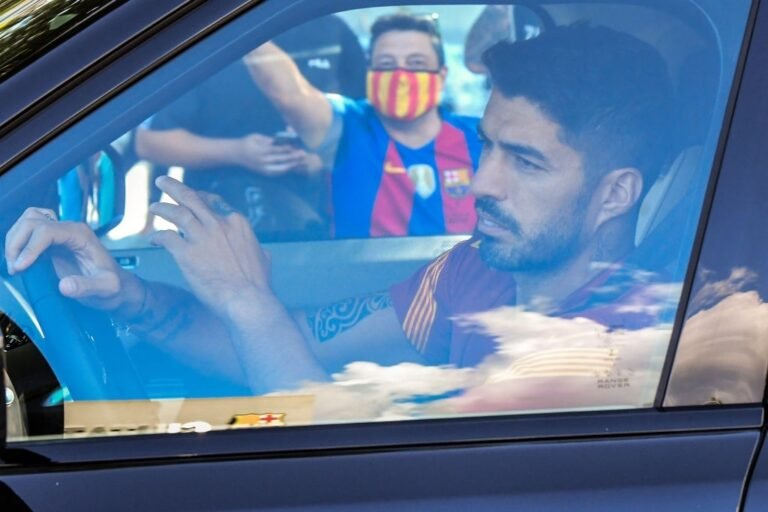 Programa afirma que Suárez pediu renovação de 4 anos com o Barcelona, o que irritou a diretoria