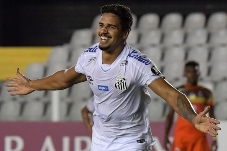 Com ajuste salarial, Santos renova contrato de Lucas Verissimo