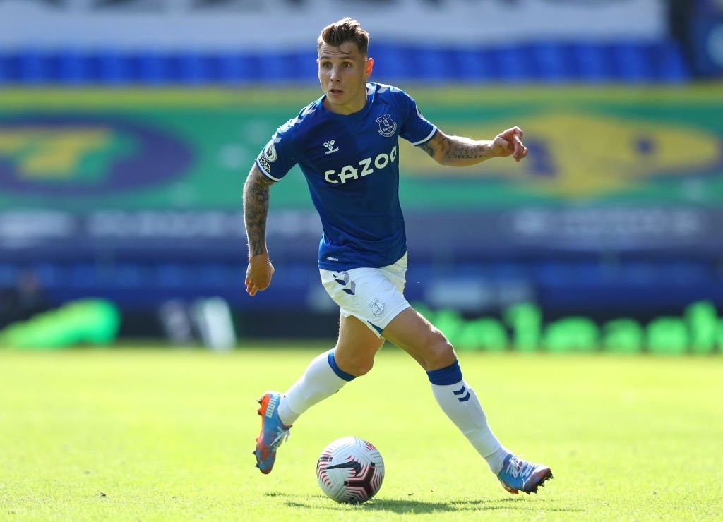 Digne sofre lesão no ligamento do tornozelo e desfalcará o Everton