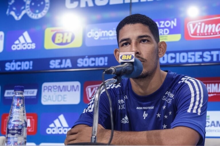 Após imbróglio, Zé Eduardo retorna ao Cruzeiro e treinará separadamente
