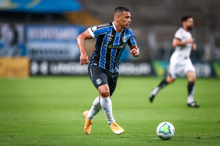 Grêmio anuncia renovação de contrato com três jogadores do plantel