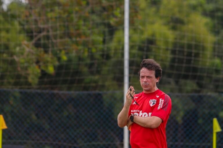 São Paulo volta a treinar e se prepara para duelo contra o Goiás