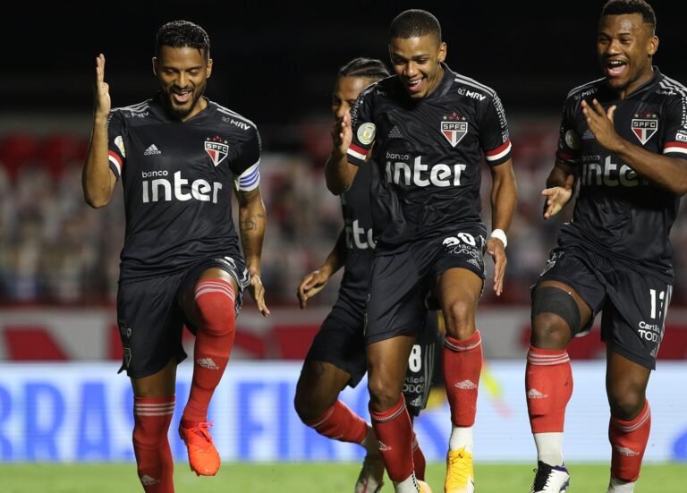 São Paulo goleia o Botafogo e abre 7 pontos na liderança