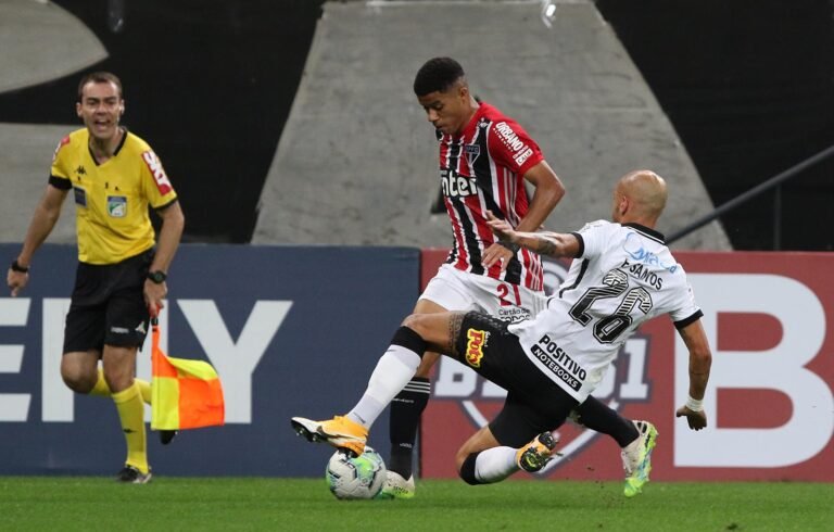 São Paulo perde para o Corinthians e vê distância na ponta diminuir